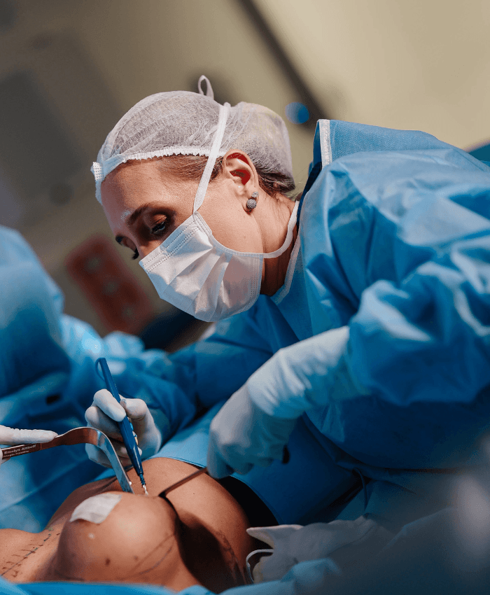 Dra. Emelyn Althoff em cirurgia